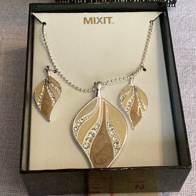 Nwt Mixit Jewelry Set 18$